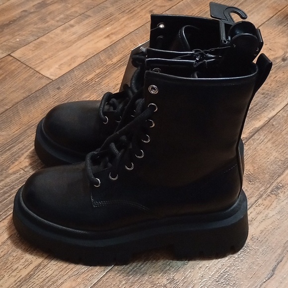 Black Lace-Up Combat Boots for Women - Glossy Finish Size 7 - Picture 4 of 7